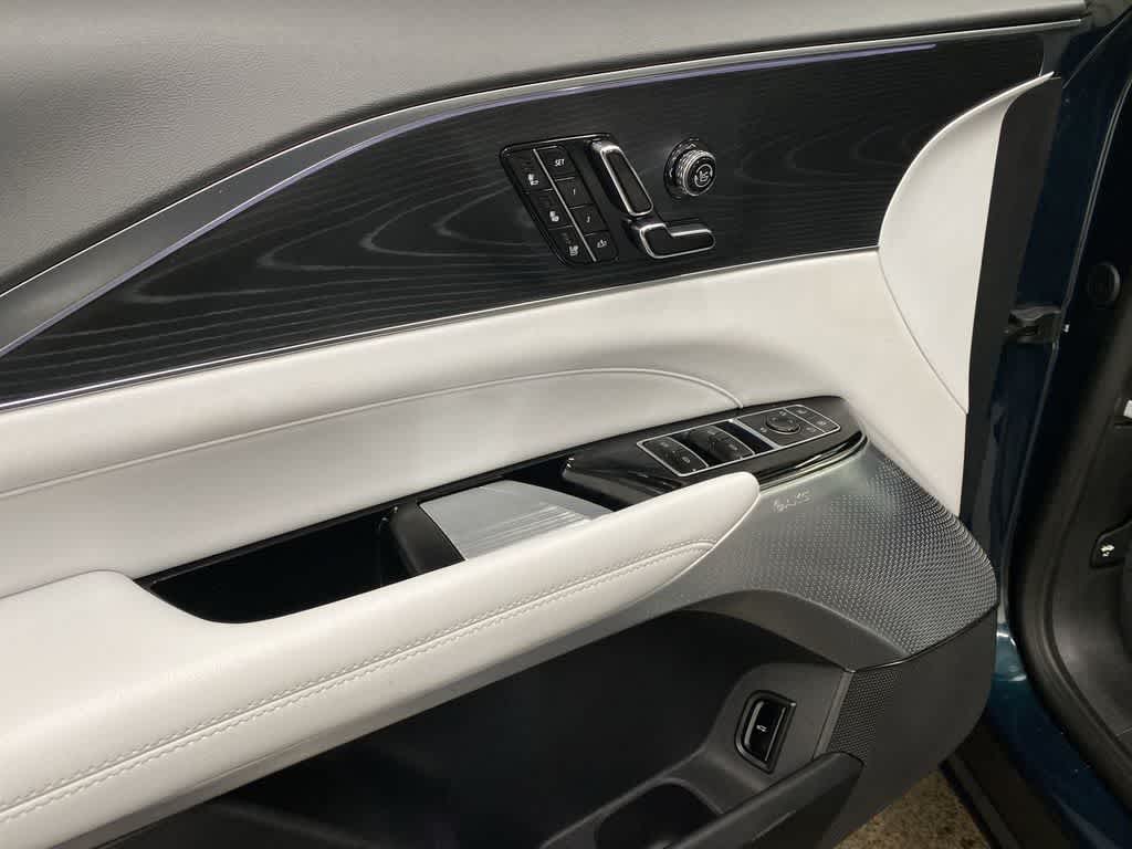 2025 Cadillac LYRIQ Luxury 2