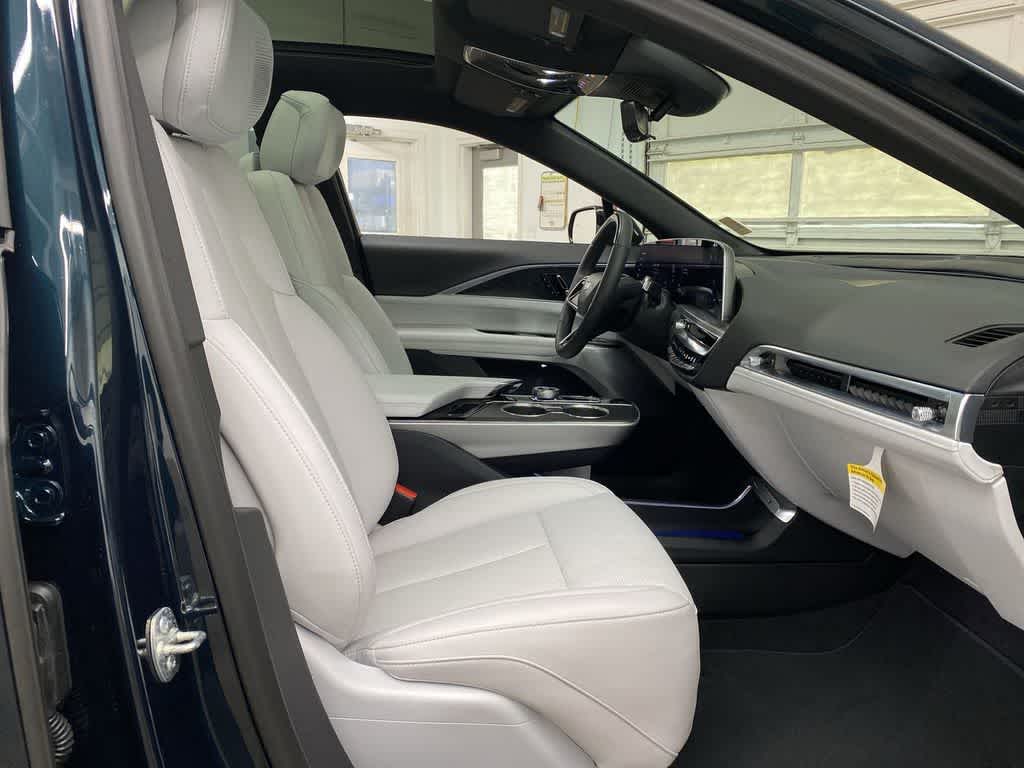 2025 Cadillac LYRIQ Luxury 2