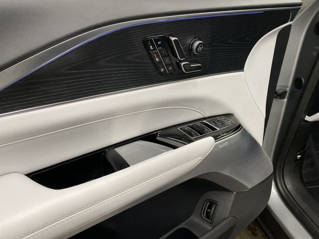 2025 Cadillac LYRIQ Luxury 2