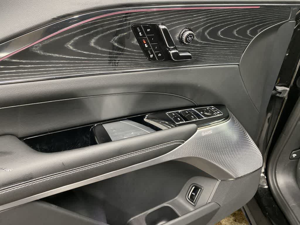 2024 Cadillac LYRIQ Luxury 3