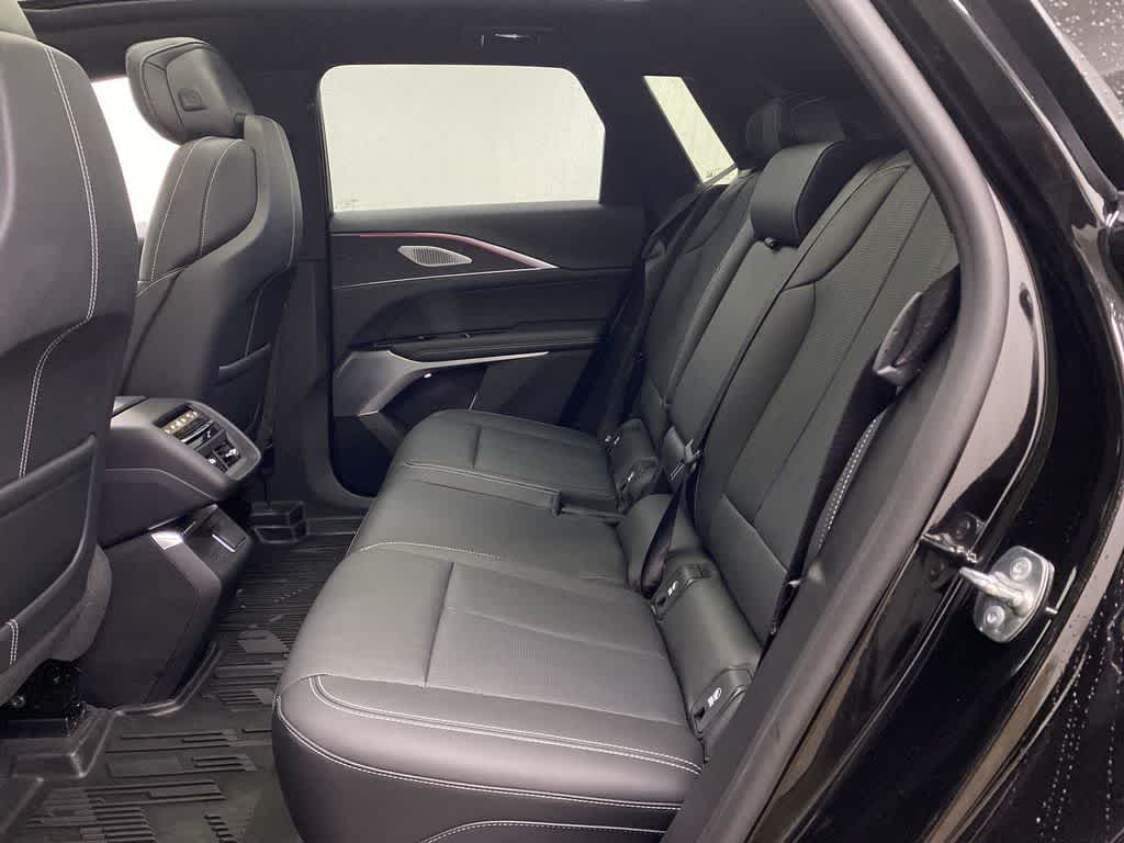 2024 Cadillac LYRIQ Luxury 3