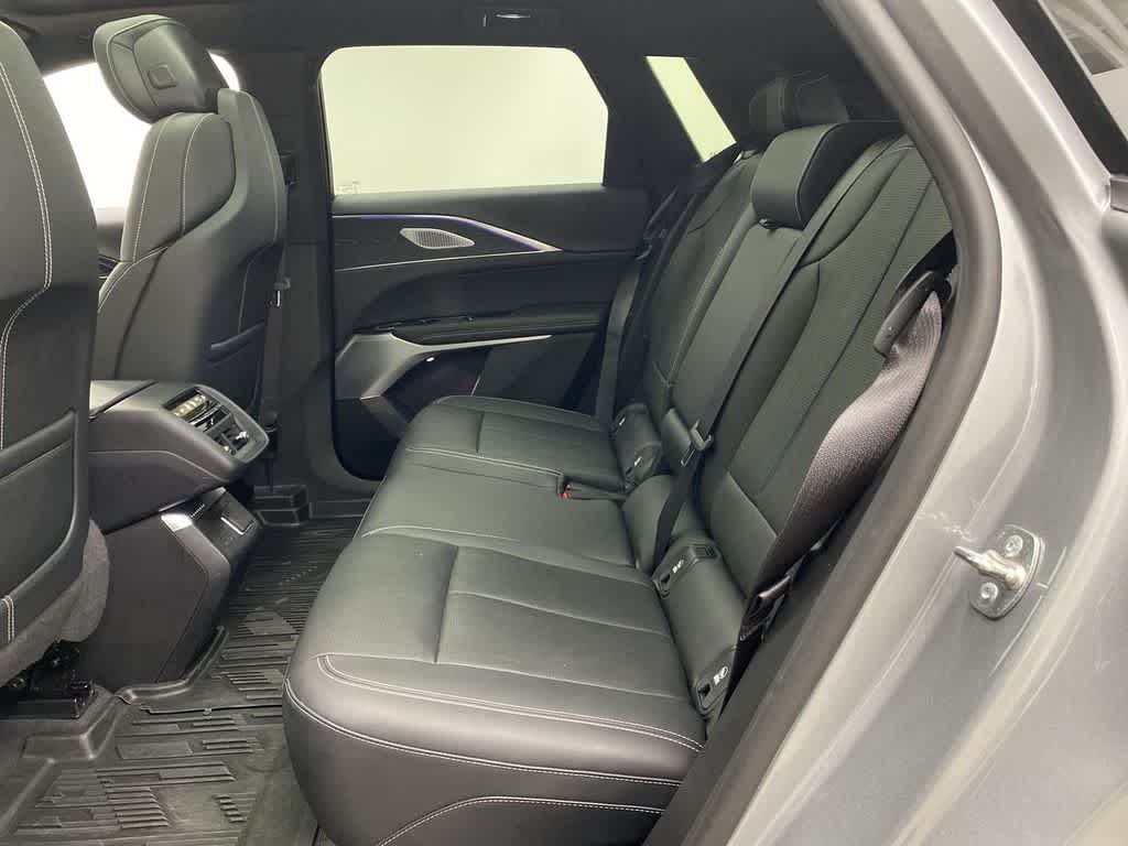 2024 Cadillac LYRIQ Luxury 3