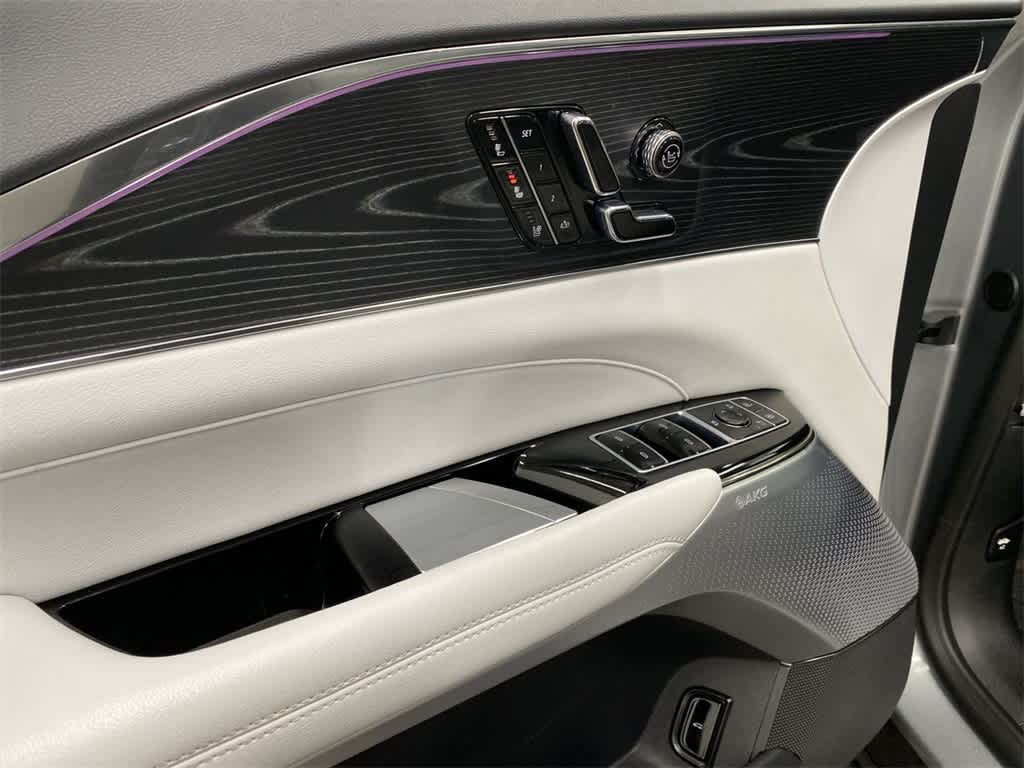 2024 Cadillac LYRIQ Luxury 3