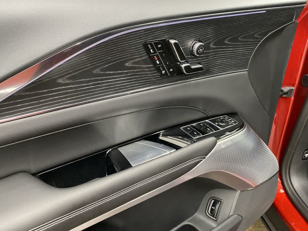 2024 Cadillac LYRIQ Luxury 3