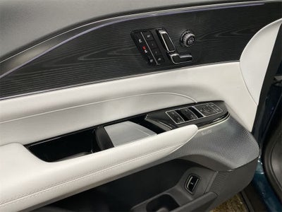 2025 Cadillac LYRIQ Luxury 3