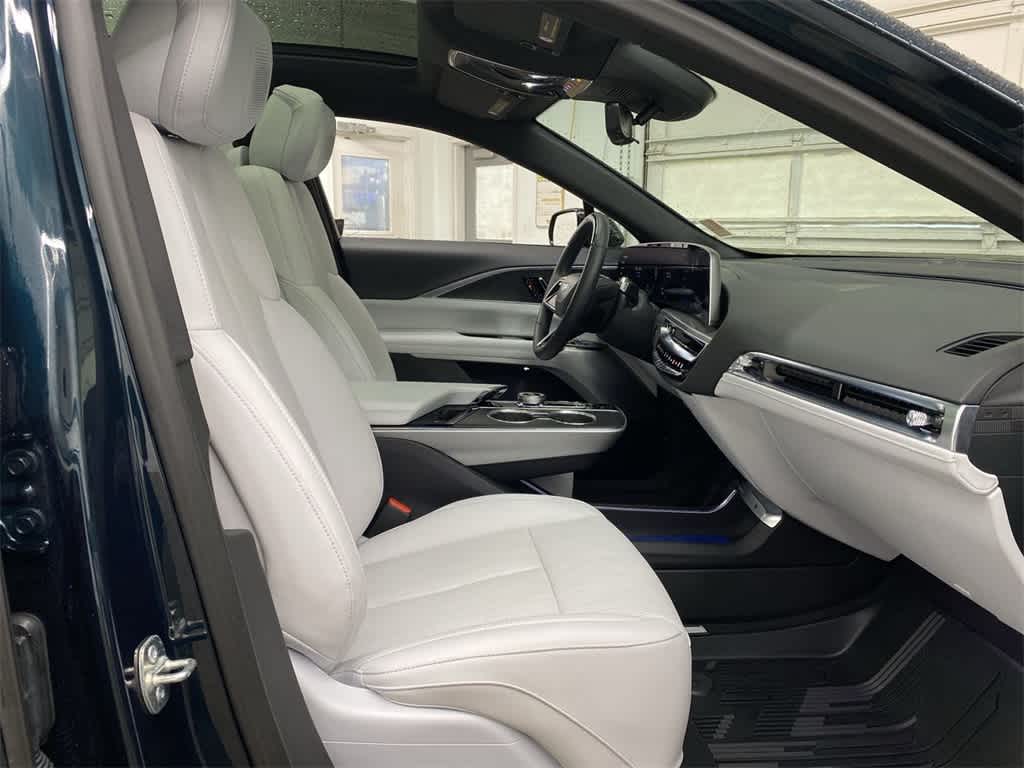 2025 Cadillac LYRIQ Luxury 3