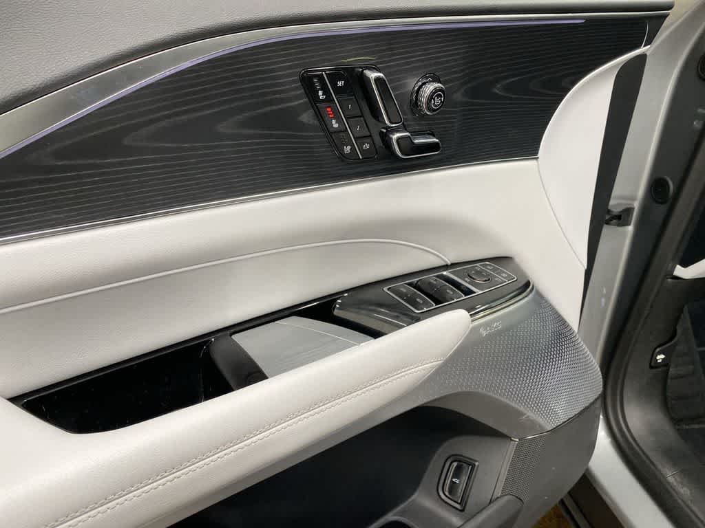 2025 Cadillac LYRIQ Luxury 3