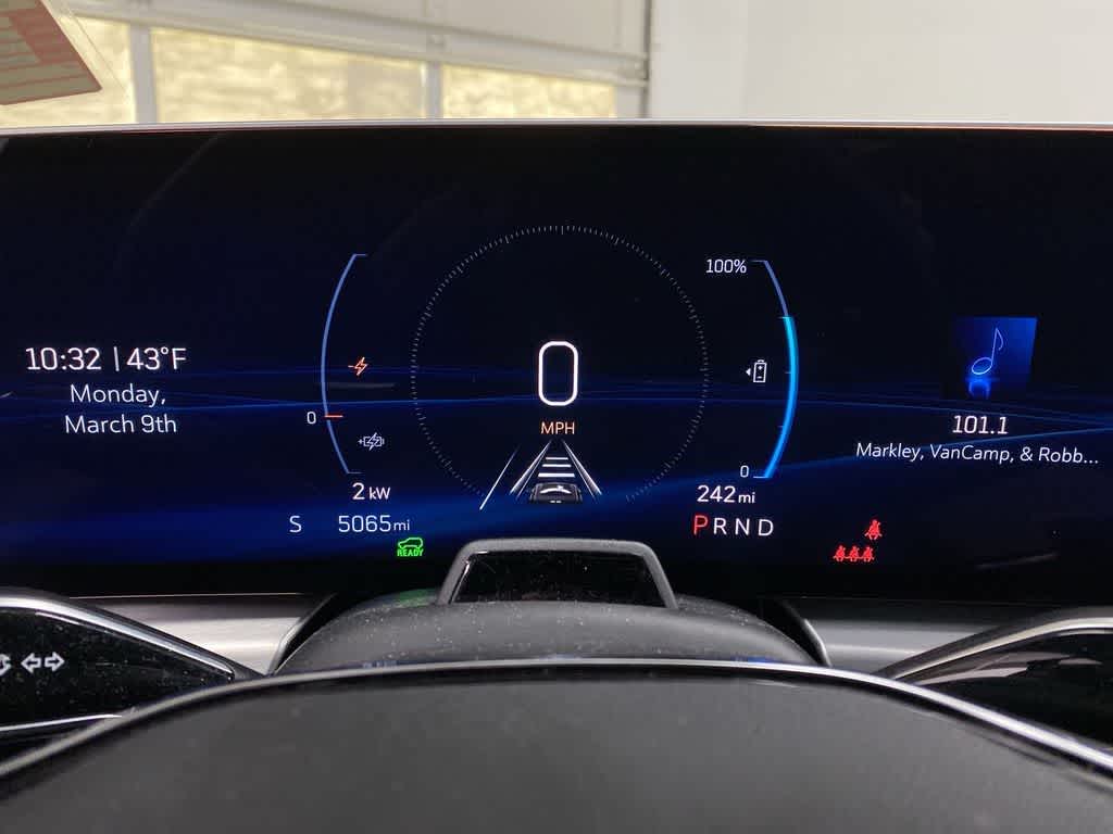 2025 Cadillac LYRIQ Luxury 3