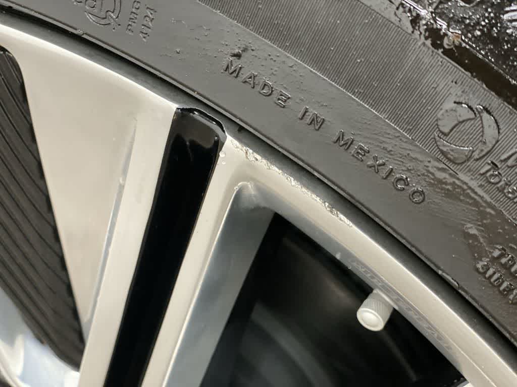 2025 Cadillac LYRIQ Luxury 3