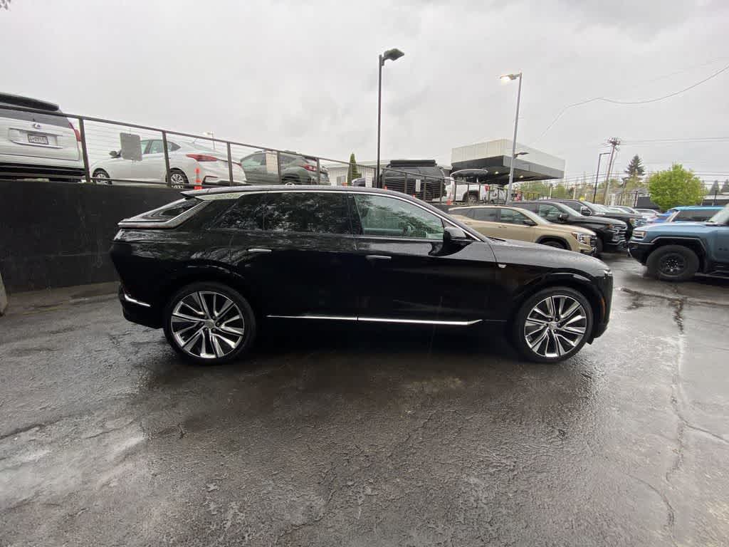 2025 Cadillac LYRIQ Luxury 3