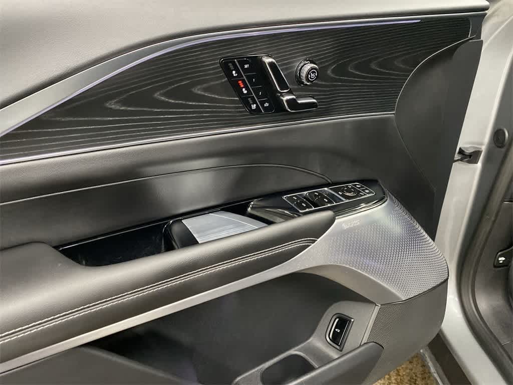 2025 Cadillac LYRIQ Luxury 3