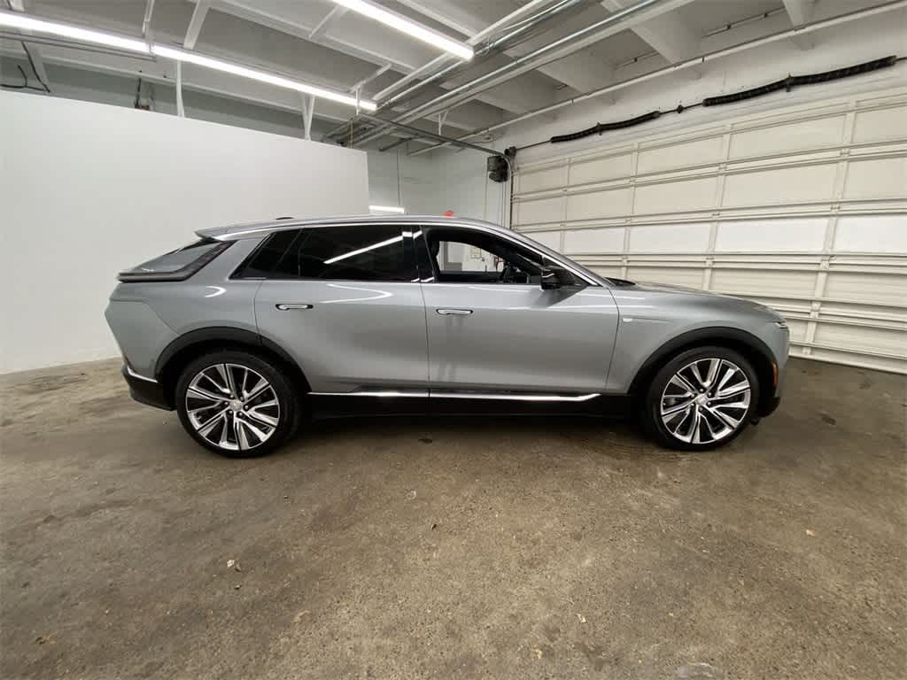 2025 Cadillac LYRIQ Luxury 3