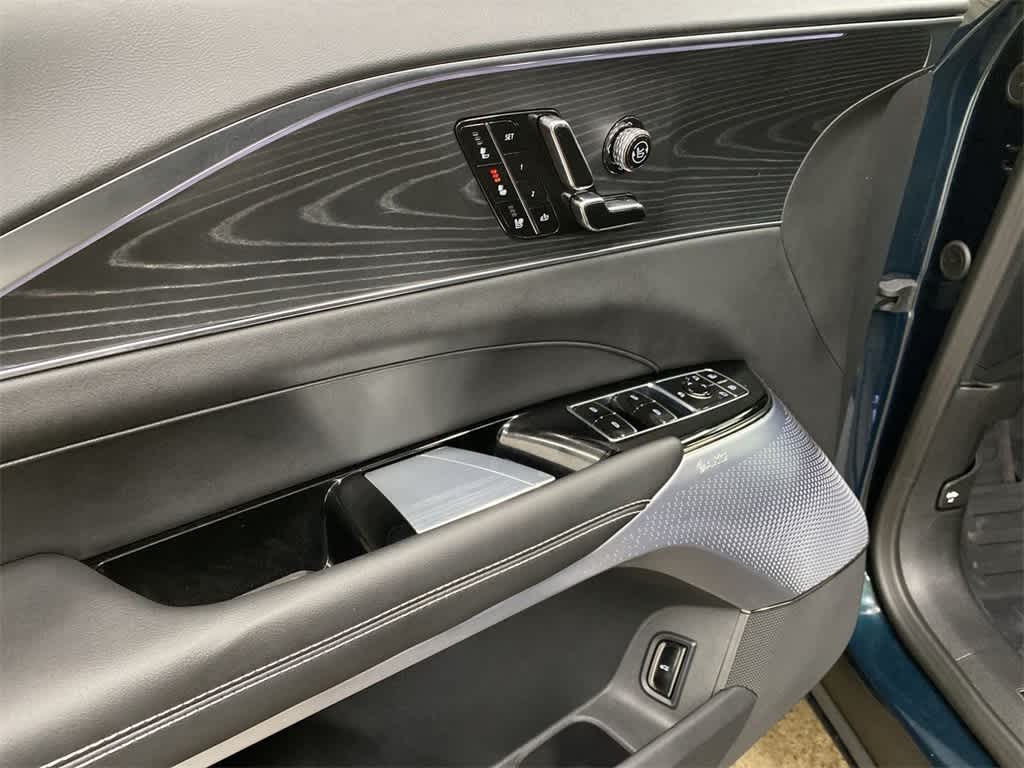 2025 Cadillac LYRIQ Luxury 3