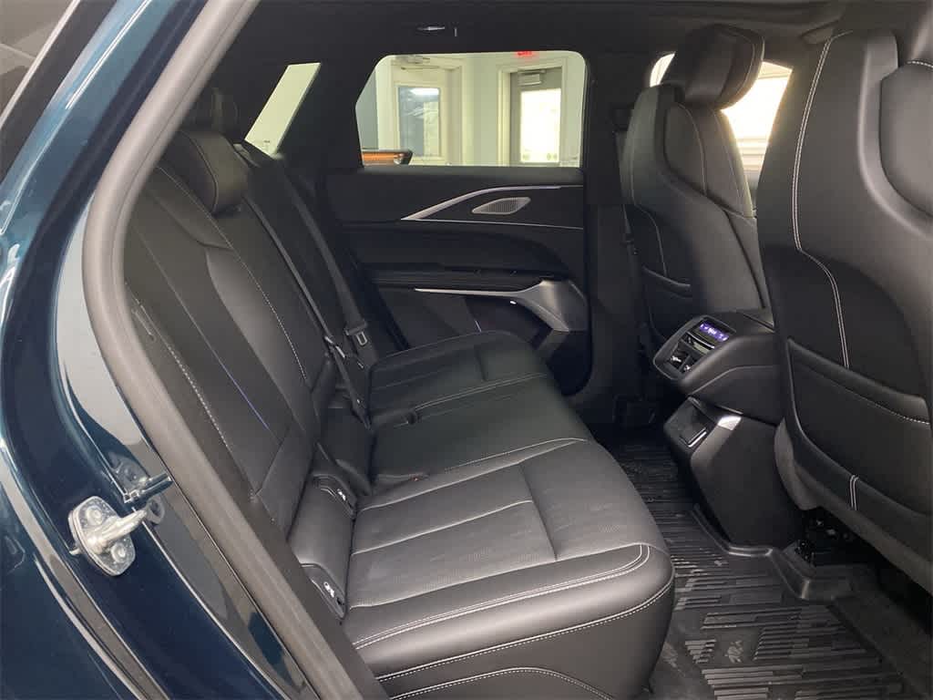 2025 Cadillac LYRIQ Luxury 3