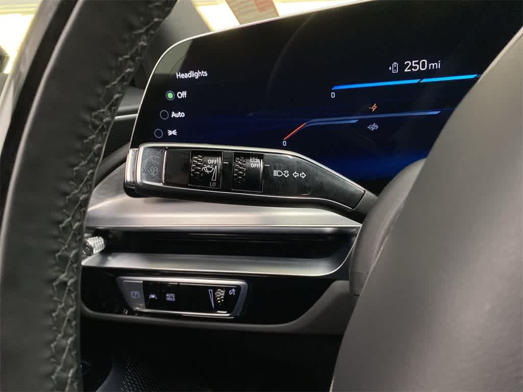 2025 Cadillac LYRIQ Luxury 3