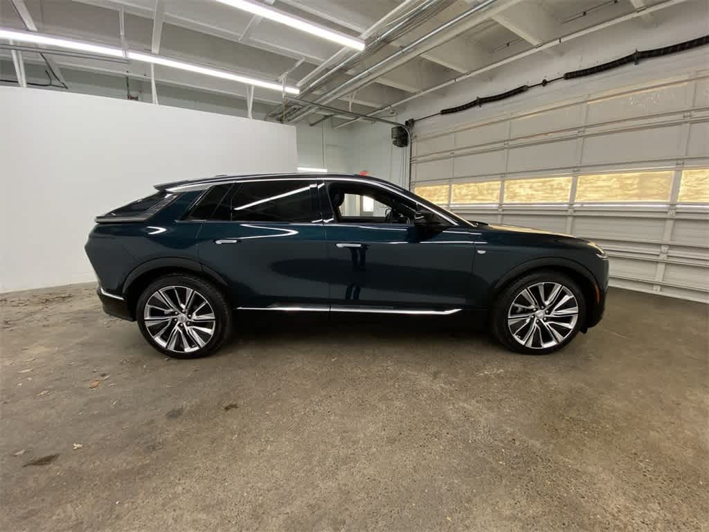 2025 Cadillac LYRIQ Luxury 3