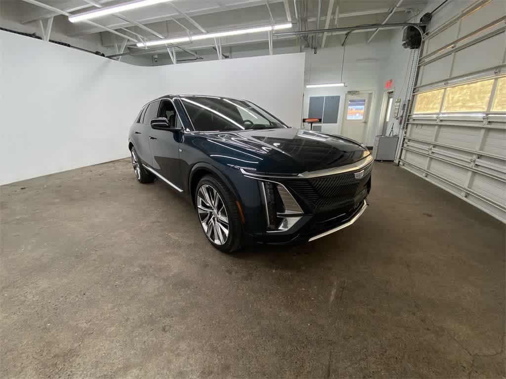 2025 Cadillac LYRIQ Luxury 3