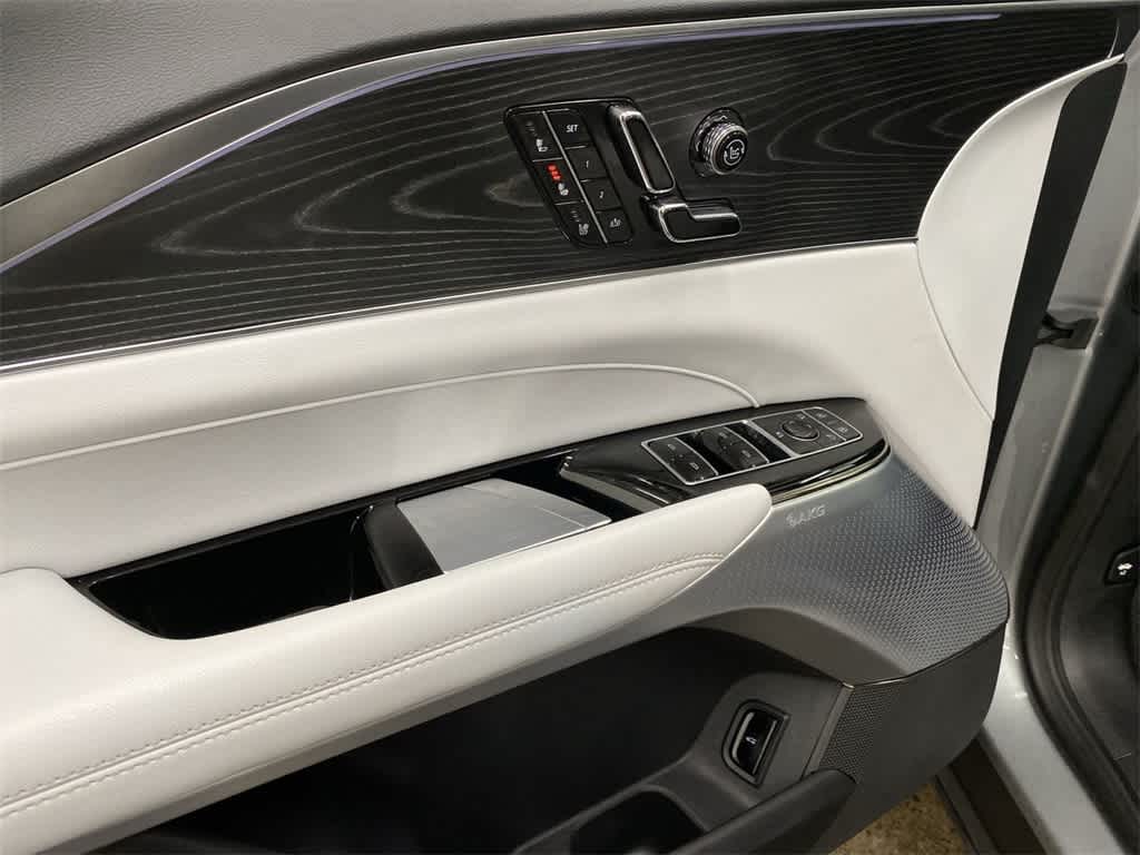 2025 Cadillac LYRIQ Sport 3