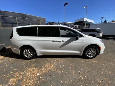 2025 Chrysler Pacifica Select