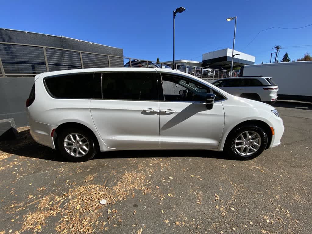 2025 Chrysler Pacifica Select