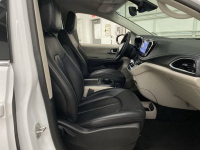 2024 Chrysler Pacifica Hybrid Select