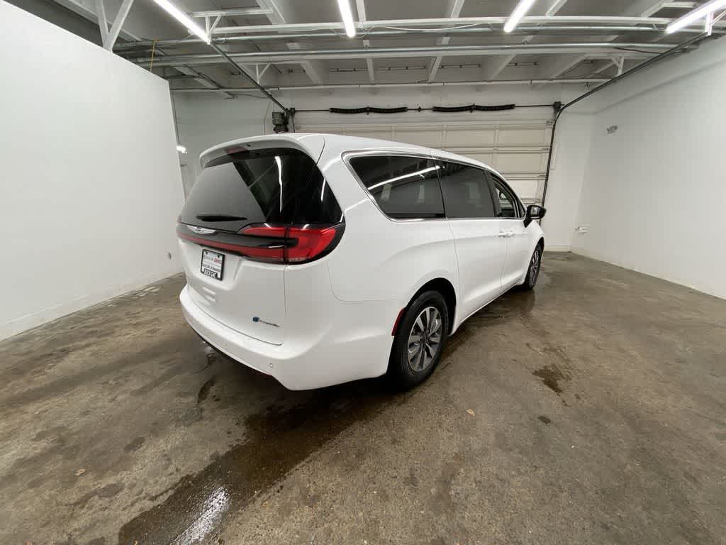 2024 Chrysler Pacifica Hybrid Select