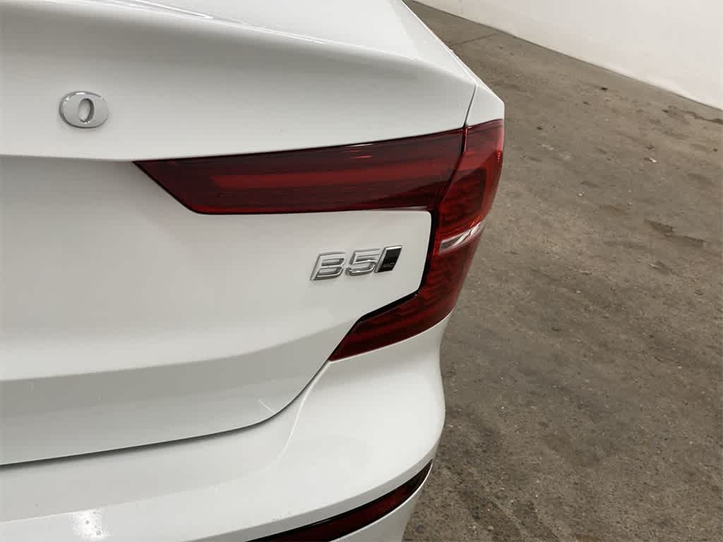 2024 Volvo S60 Plus Dark Theme