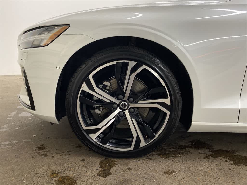 2024 Volvo S60 Plus Dark Theme