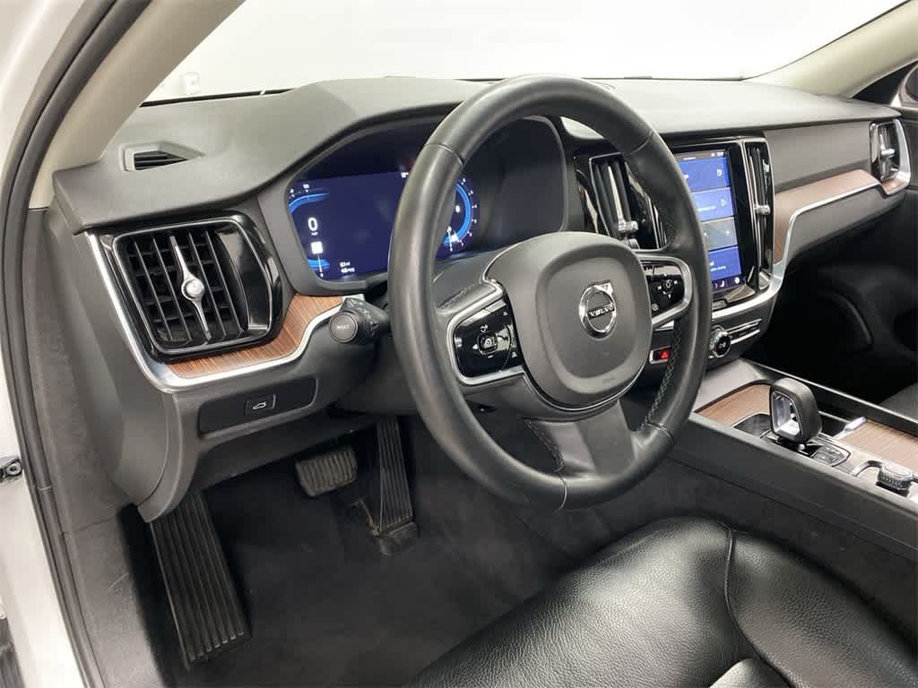 2024 Volvo S60 Plus Dark Theme