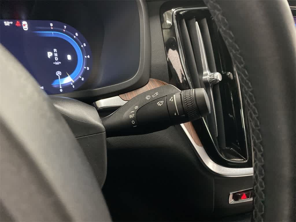 2024 Volvo S60 Plus Dark Theme