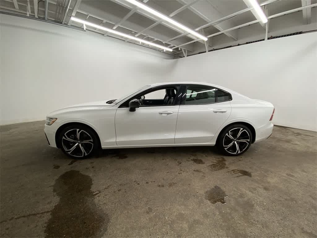 2024 Volvo S60 Plus Dark Theme