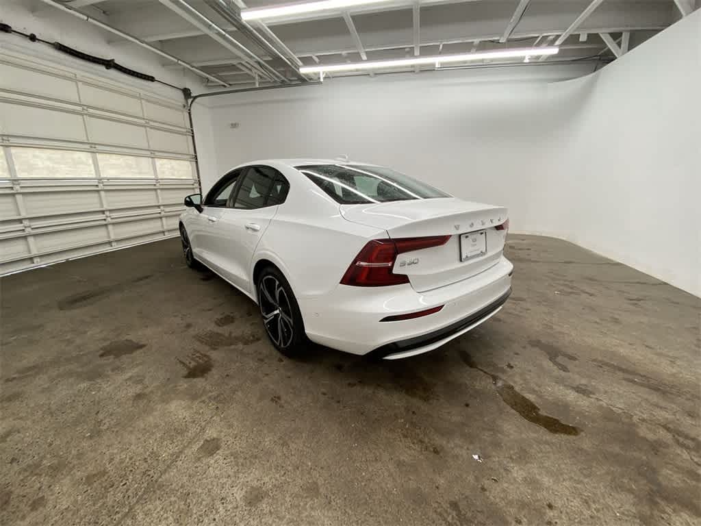 2024 Volvo S60 Plus Dark Theme