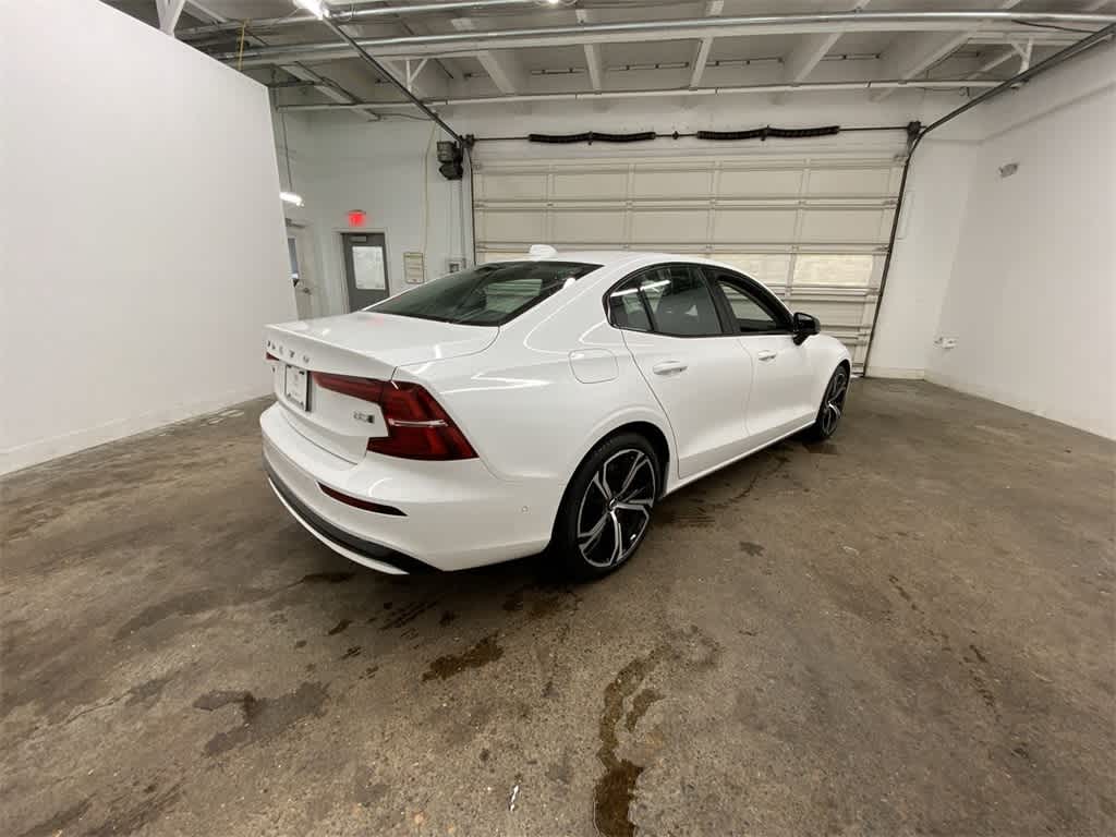 2024 Volvo S60 Plus Dark Theme