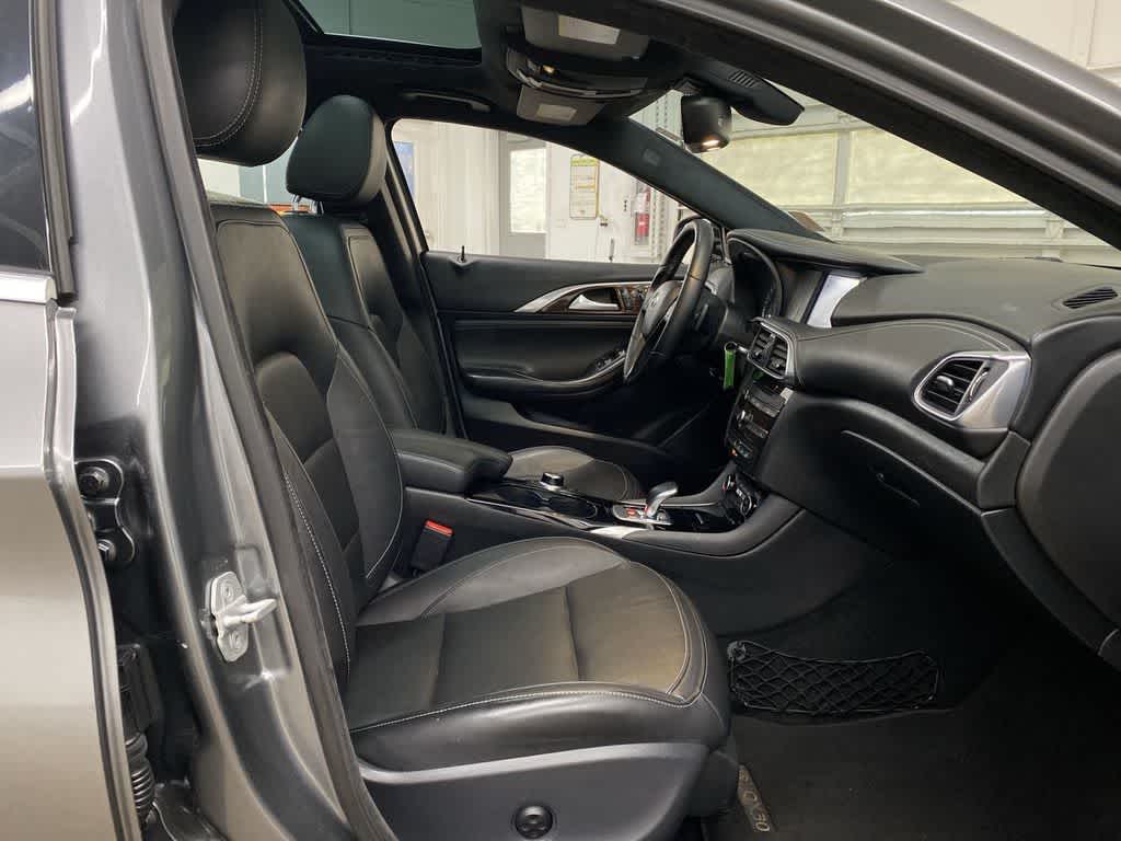 2017 INFINITI QX30 Premium