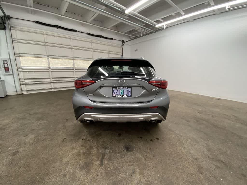 2017 INFINITI QX30 Premium