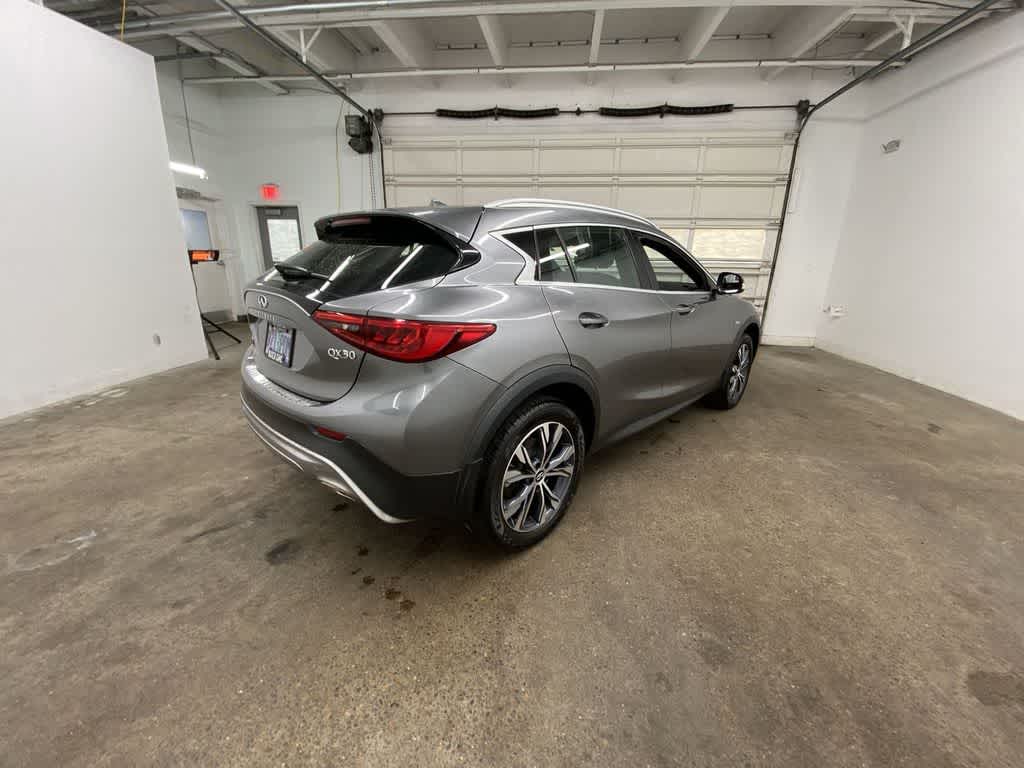2017 INFINITI QX30 Premium