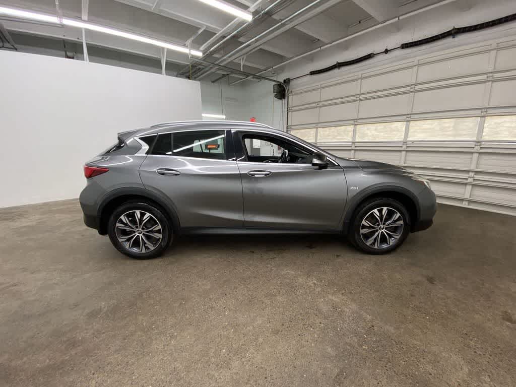 2017 INFINITI QX30 Premium