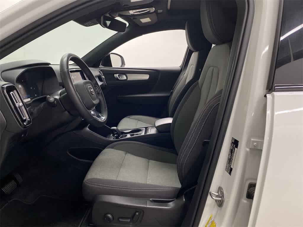 2024 Volvo XC40 Core Bright Theme