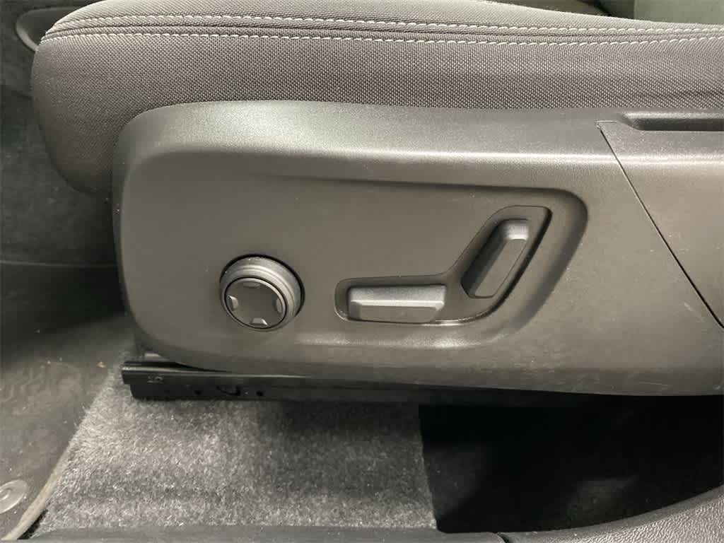 2024 Volvo XC40 Core Bright Theme