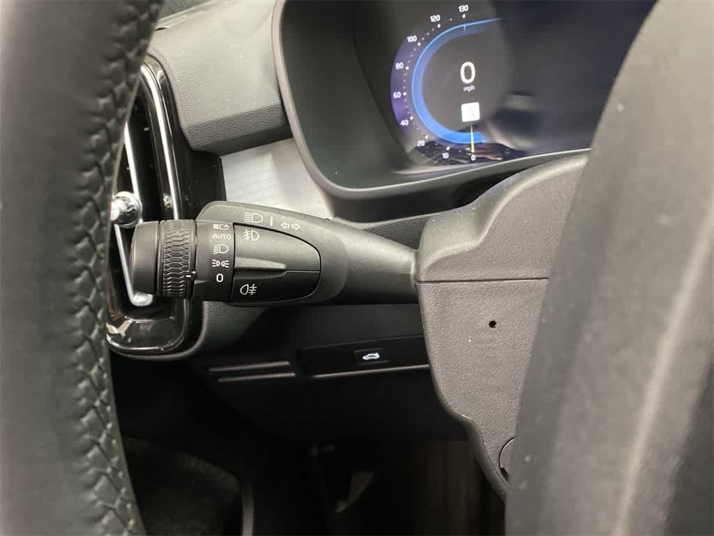 2024 Volvo XC40 Core Bright Theme
