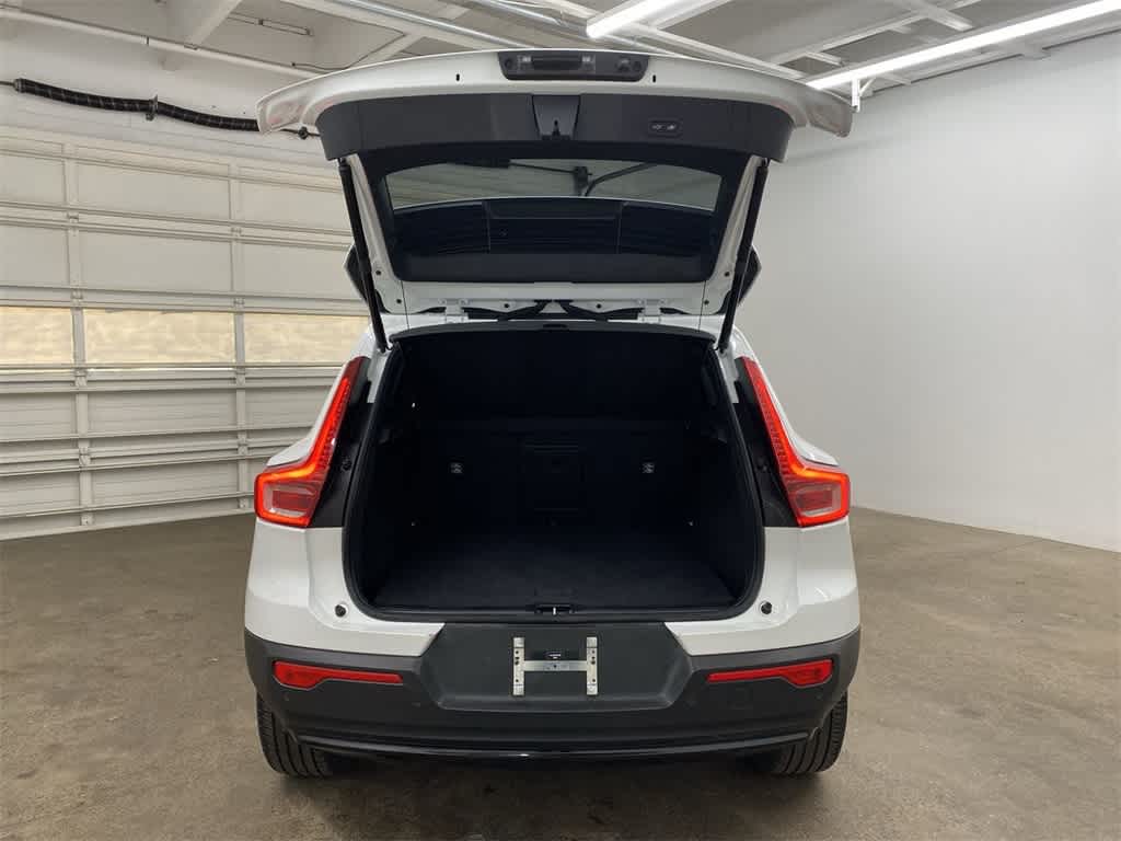 2024 Volvo XC40 Core Bright Theme