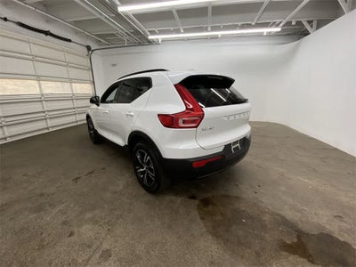 2024 Volvo XC40 Core Bright Theme