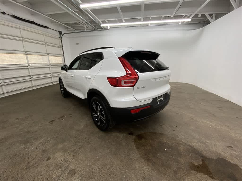 2024 Volvo XC40 Core Bright Theme