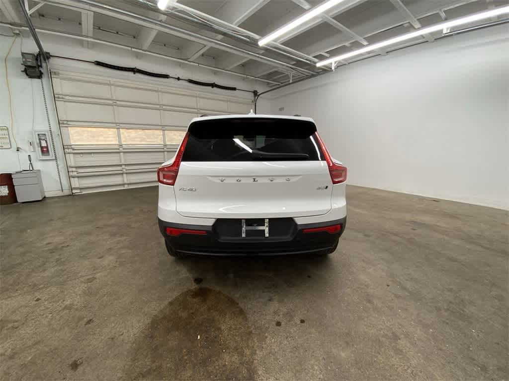 2024 Volvo XC40 Core Bright Theme