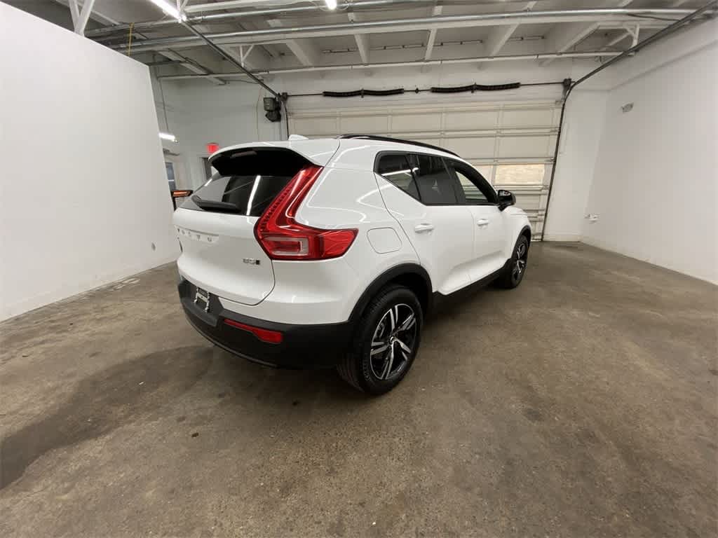 2024 Volvo XC40 Core Bright Theme