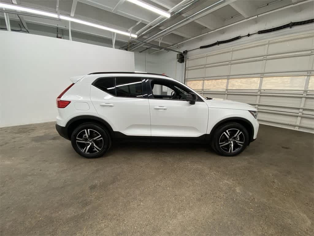 2024 Volvo XC40 Core Bright Theme