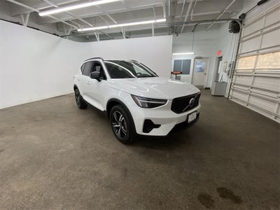 2024 Volvo XC40 Core Bright Theme