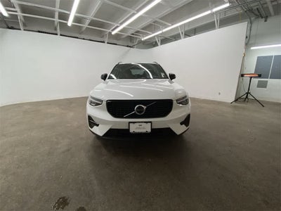2024 Volvo XC40 Core Bright Theme